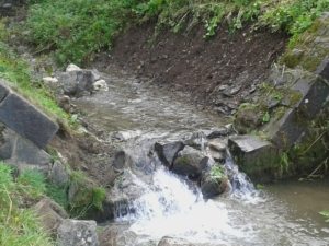 poškodena prepadová hrana stupňa