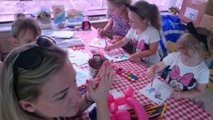 deti vyfarbujú omaľovávanky s tématikou Dunaja