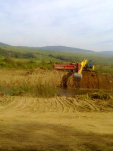 upravovanie svahu na budovaní protipovodňovej ochrany