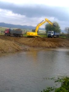 zemné práce na budovaní protipovodňovej ochrany