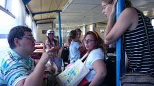 ľudia na plavbe loďou