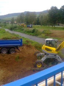 zemné práce na budovaní protipovodňovej ochrany