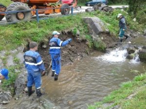 poškodená pravá strana opevnenia dlažby