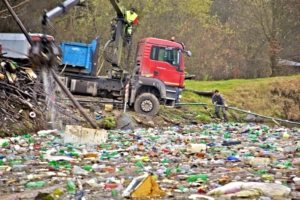 vyťahovanie odpadu hydraulickým ramenom z vodnej nádrže