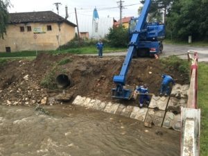 ukladanie panelov pomocou ťažkej techniky