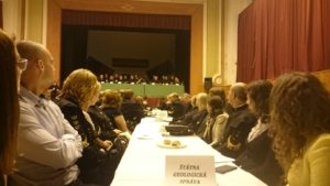 ludia sedia za stolom na oslave Dňa baníkov, hutníkov, geológov a naftárov