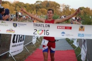 výťaz triatlónu prebieha cielom