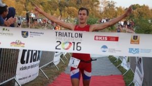 výťaz triatlónu prebieha cieľom