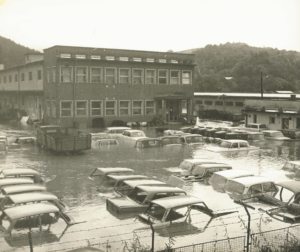 povodeň v roku 1974 autá pod vodou