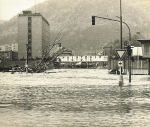 povodeň v roku 1974 zatopené cesty