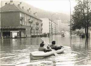 povodeň v roku 1974 ľudia na člnoch