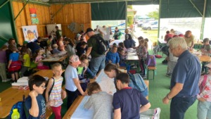 Žiaci kreslia zástavy migrujúcich a nemigrujúcich rýb Klátovského ramena