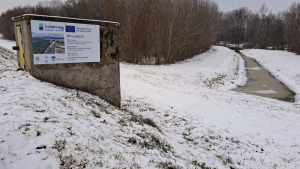 bjekt hrádzového stavidla s osadeným projektovým bilbordom