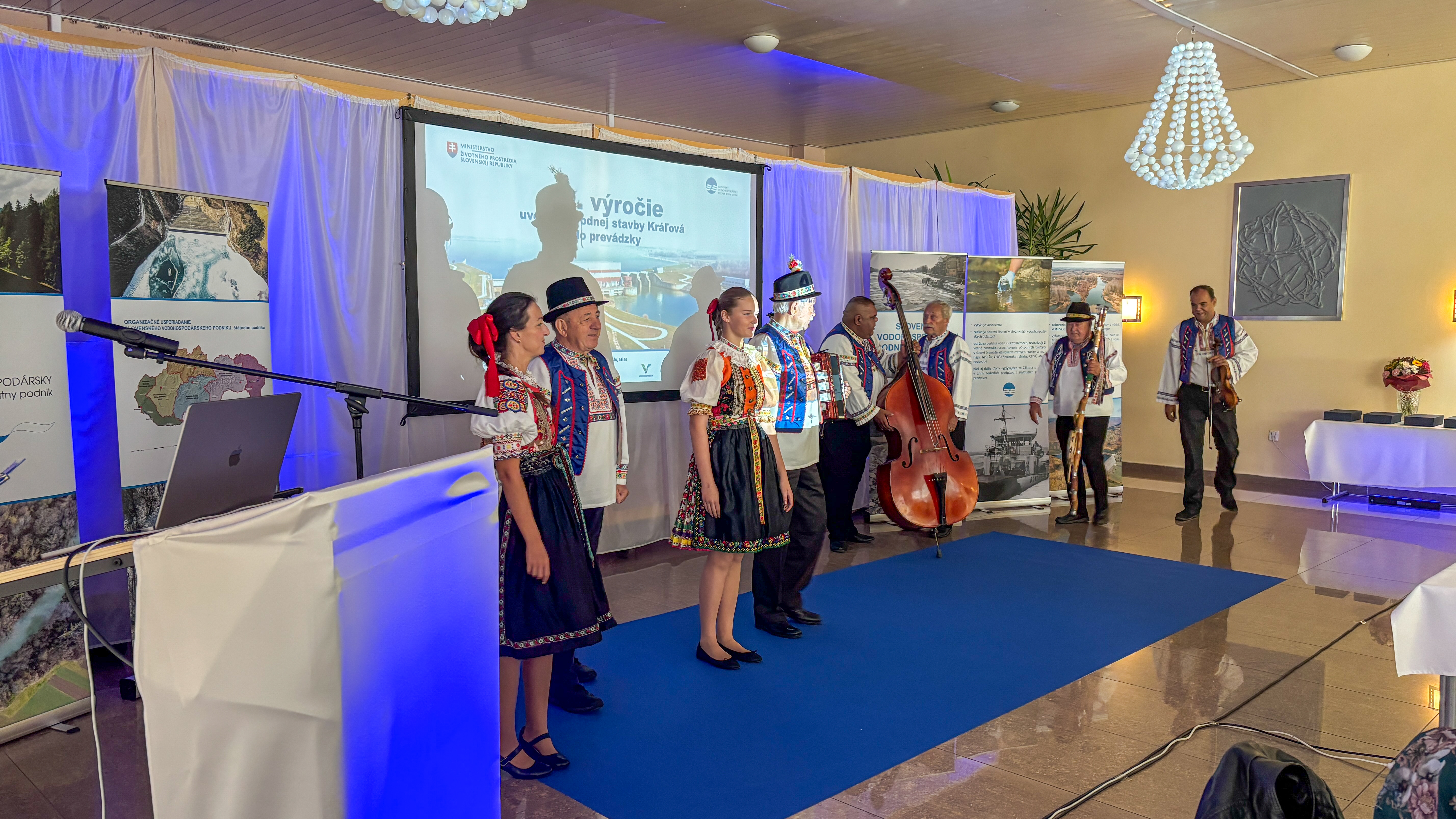 Folklórny súbor Važina s doprovodom ľudovej hudby Muzička zo Šoporne.
