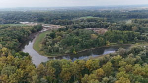 Obr. 1. Pôvodné meandrujúce koryto Moravy, ktoré bude po dokončení plnohodnotne sprietočnené.
