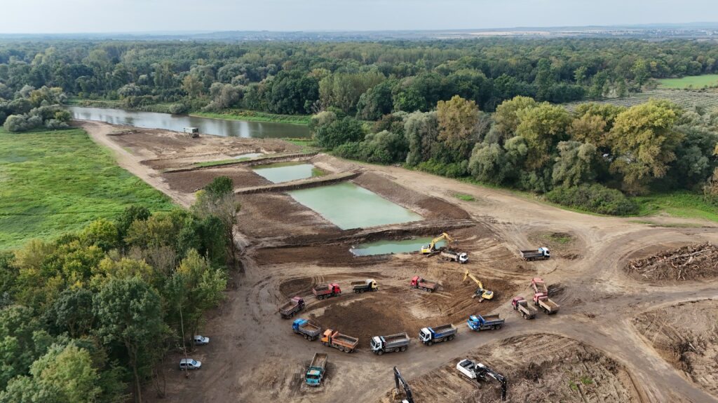 Obr. 2. Výkopové práce nutné na sprietočnenie pôvodného koryta Moravy (stavebný objekt SO04).