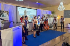 Folklórny súbor Važina s doprovodom ľudovej hudby Muzička zo Šoporne.
