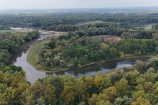 Obr. 1. Pôvodné meandrujúce koryto Moravy, ktoré bude po dokončení plnohodnotne sprietočnené.