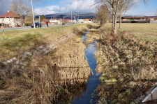 Obr. 4. Vytvorená zvlnená kyneta Detvianskeho potoka prinesie do pôvodnej lichobežníkovej intravilánovej úpravy život v čase nízkych prietokov.