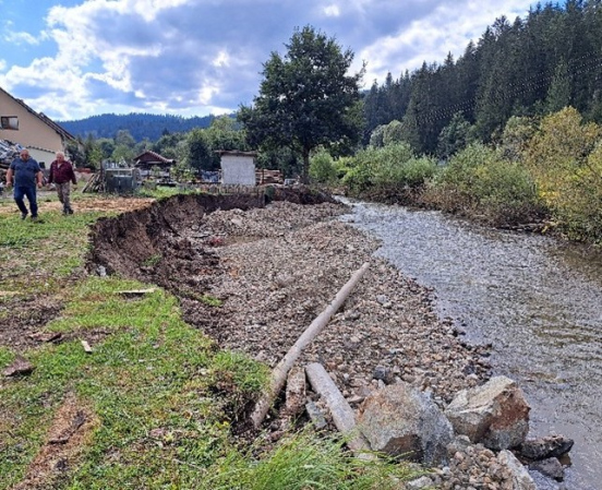 Ľavobrežná nátrž na toku Predmieranka po septembrovej povodni 2024.